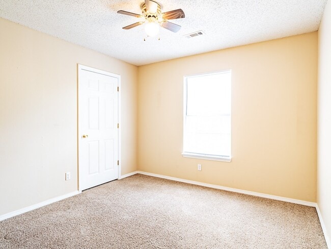 Building Photo - 306 Parkcrest Dr