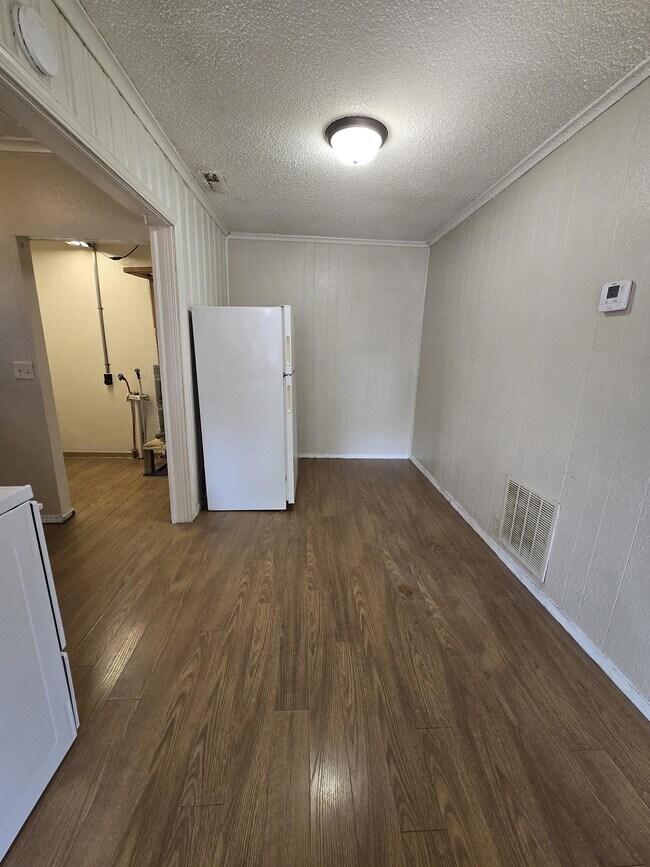 Building Photo - 548 S Edwards St