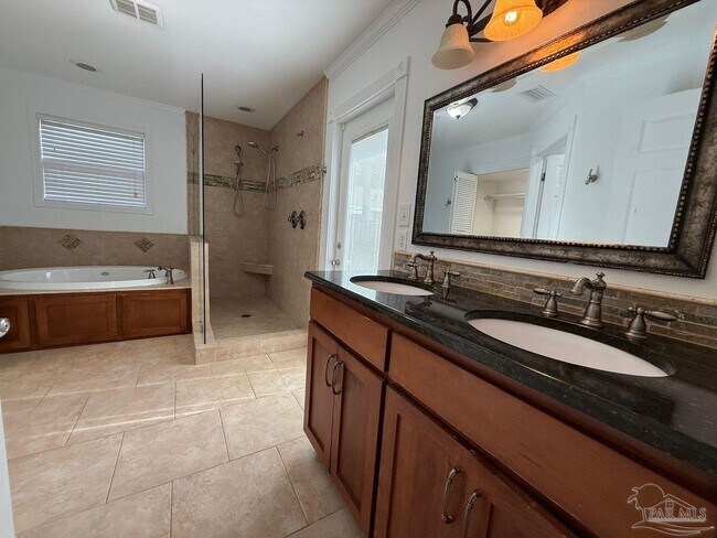 Building Photo - 905 Poinciana Dr