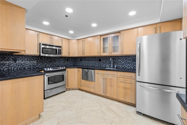 Building Photo - 2457 Collins Ave
