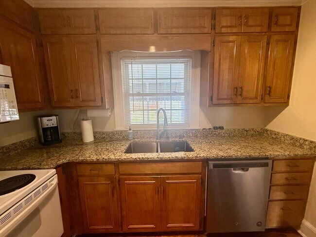 Building Photo - Three bedroom, 1 bath house in Graham