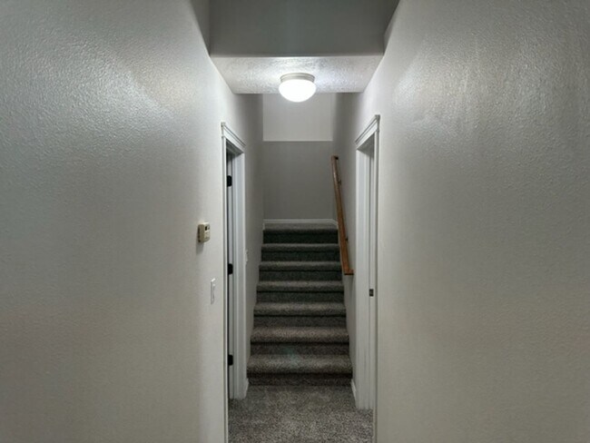 Building Photo - 943 Mount Hood Pl N
