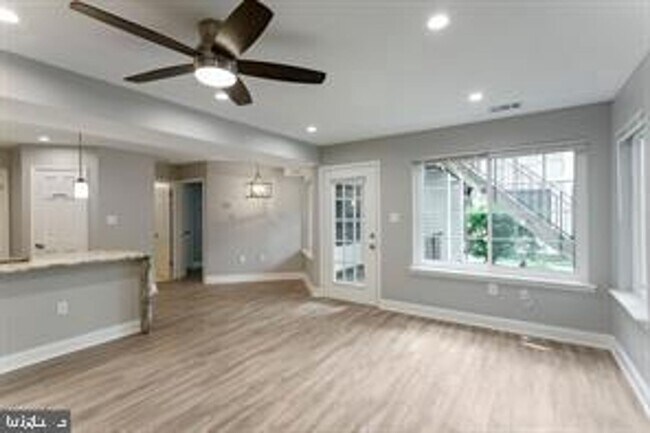 Building Photo - 1611-A Carriage House Terrace