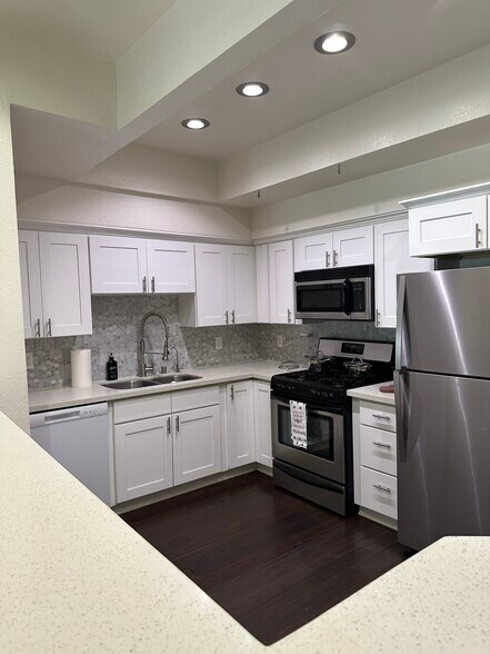 Building Photo - 5420 Sylmar Ave