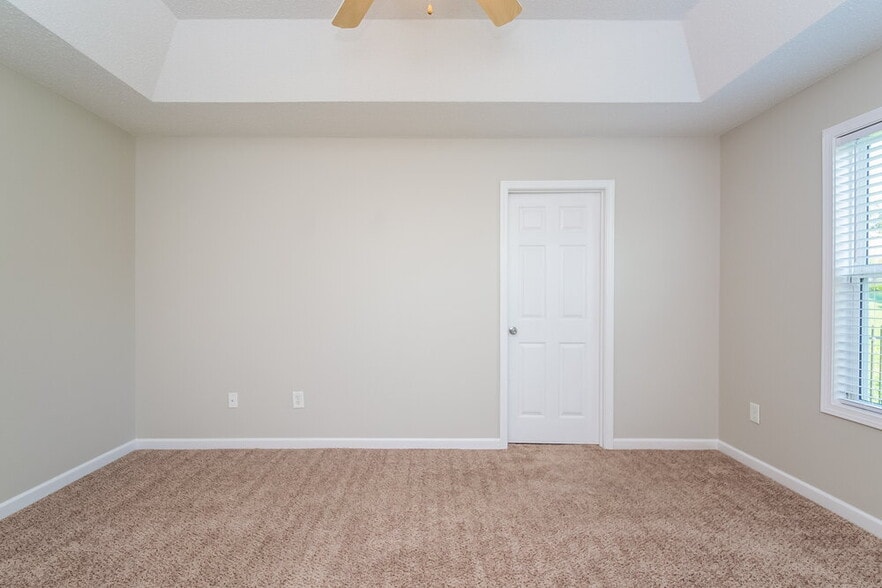 Building Photo - 42 Oakbrook Dr