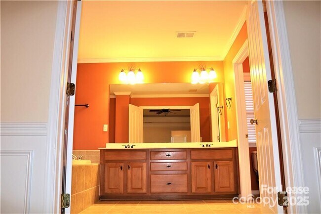 Building Photo - 913 Lillieshall Rd