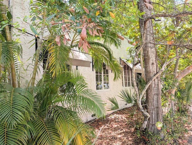 Building Photo - 1701 Siesta Dr