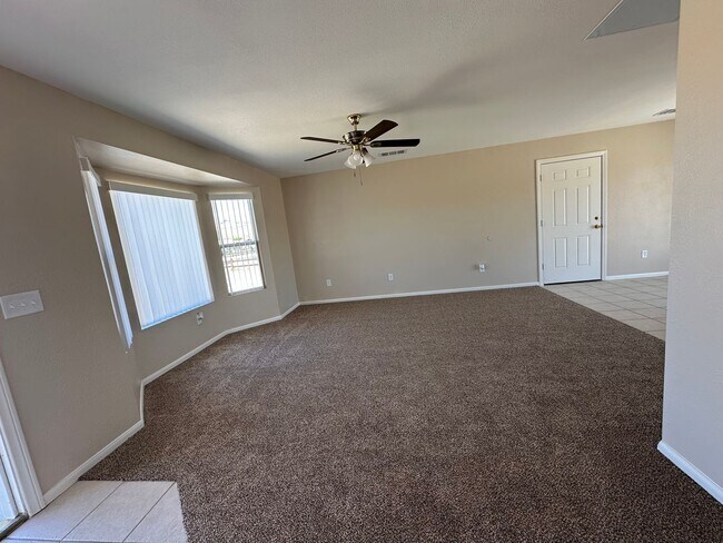 Building Photo - Remodeled 3 bed/2 bath home close to shopping