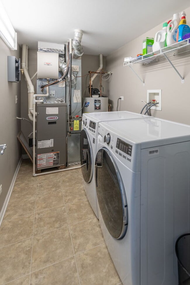 Building Photo - 472 Valentine Way