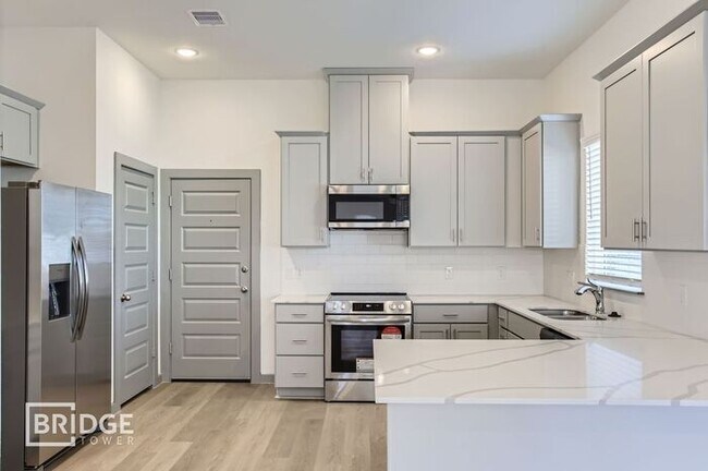 Building Photo - 33162 Oak Hts Pl
