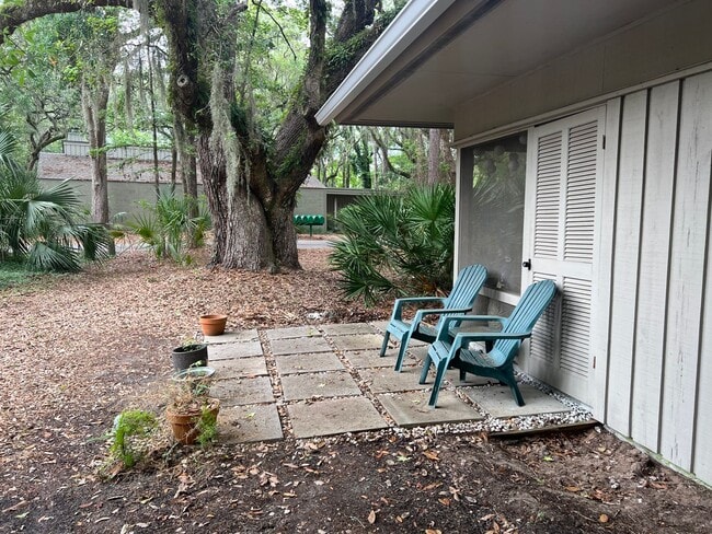 Building Photo - Walk to the beach from this 2BR FURNISHED ...