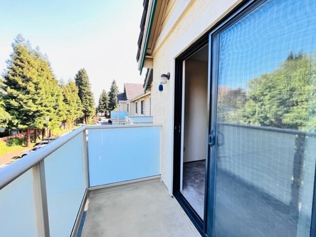 Building Photo - Move-In Ready, 2BD/2BA, Upper-Level, Singl...