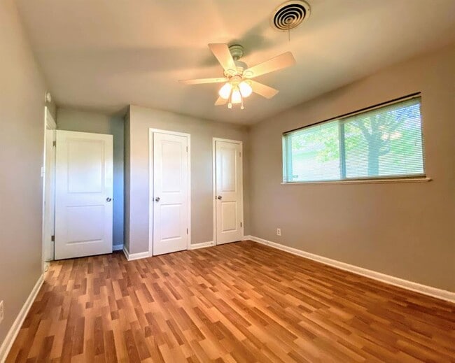 Building Photo - 11511 N Oaks Dr