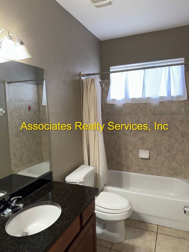 Building Photo - Willow Oak SW 3/2, a must see