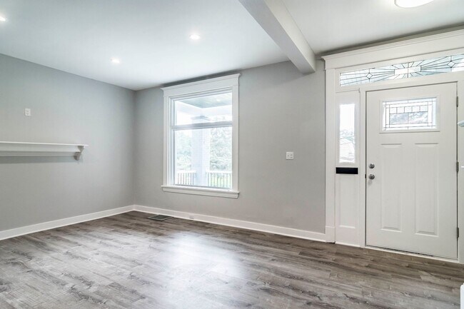 Building Photo - Stunning 4 bedroom home in Beechview available August 1!