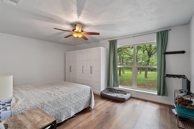 Building Photo - 203 Serenada Dr