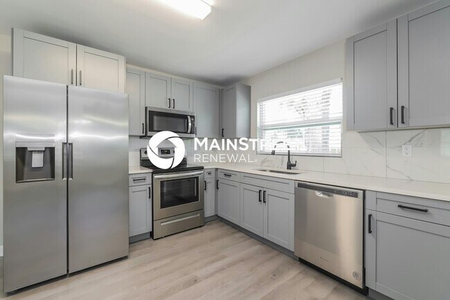 Building Photo - 3 Bedroom Pet-Friendly Home in WINTER HAVEN, FL with Main Street Renewal
