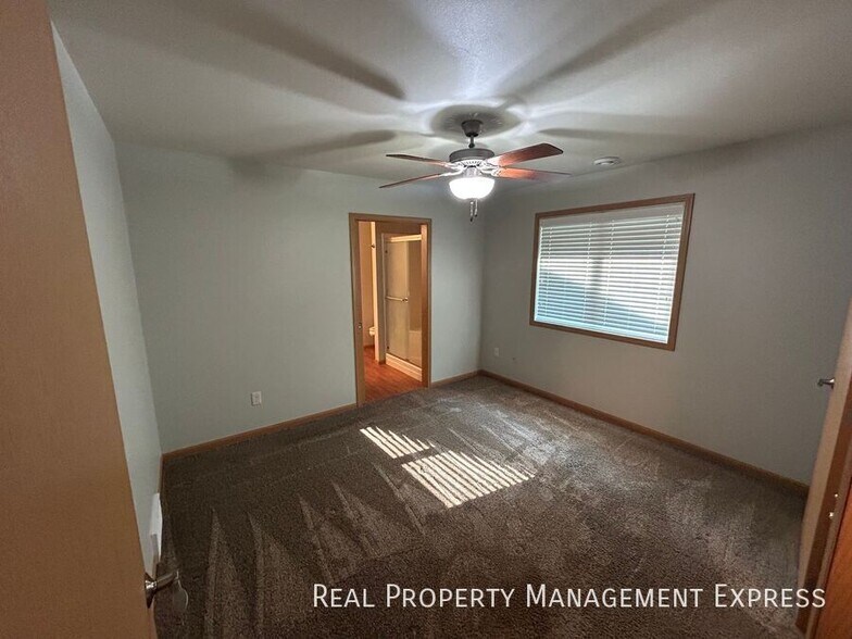 Building Photo - Charming 2-bedroom 2-bathroom home