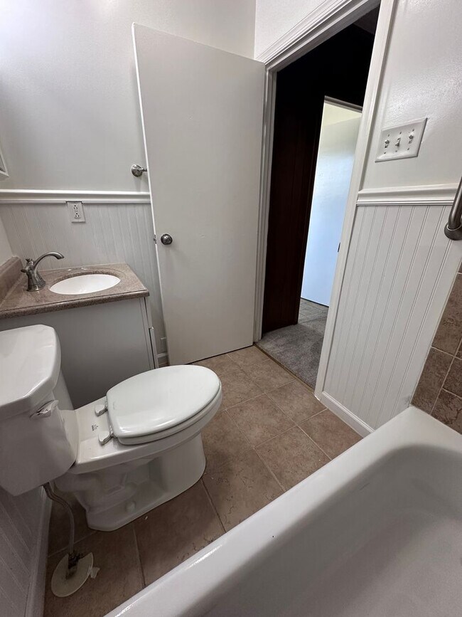 Building Photo - Cape Cod in Middletown 4 bedroom