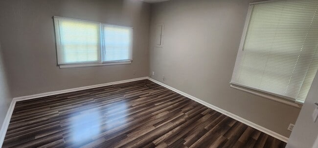 Building Photo - 4 Bedroom / 2 Bath Single Family Home