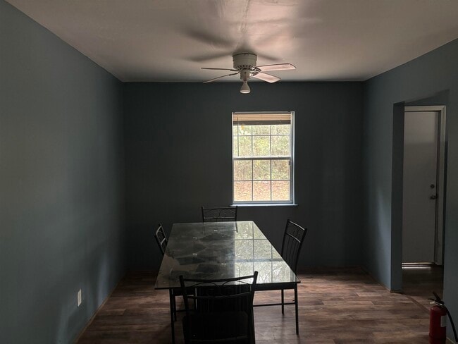 Building Photo - 2406 Country Club Dr