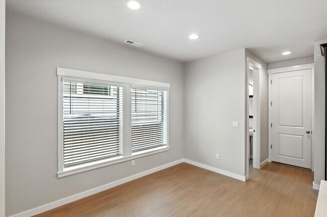 Building Photo - Brand New Townhome in Pleasant Valley Vill...