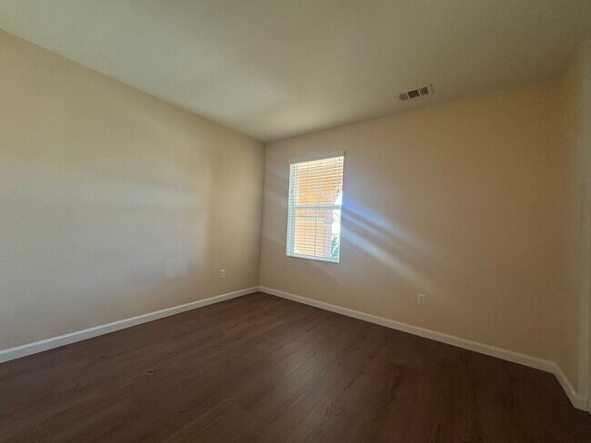 Building Photo - Eco-Friendly Home in Victorville