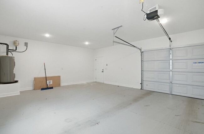 Building Photo - 912 E Henry St