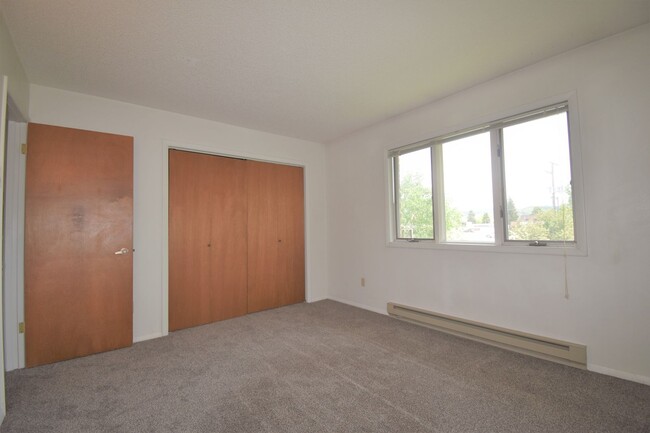 Building Photo - Top Floor Two Bedroom! Great Cental Location