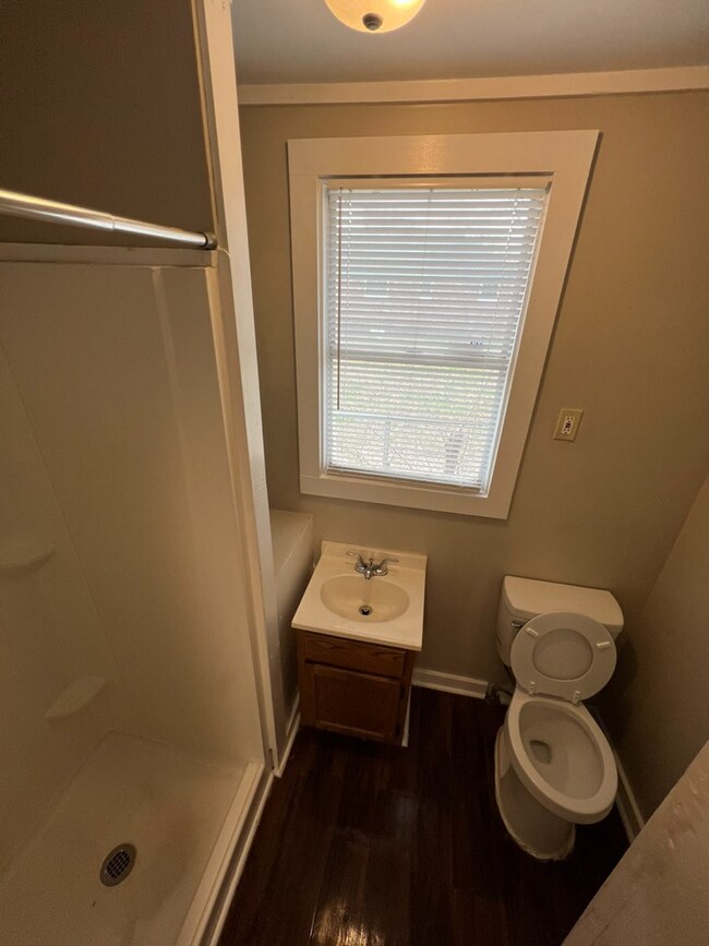 Building Photo - Nice little 3 bed/1 bath bungalow