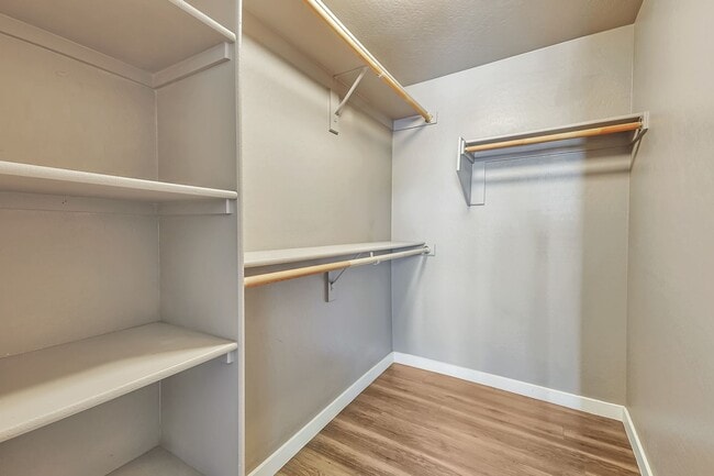 Building Photo - Large 6 Bedroom near Broadway & Rural!  POOL WITH SWIM UP BAR!