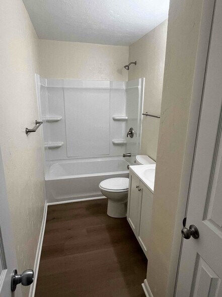 Building Photo - 1415 Hackberry Ln