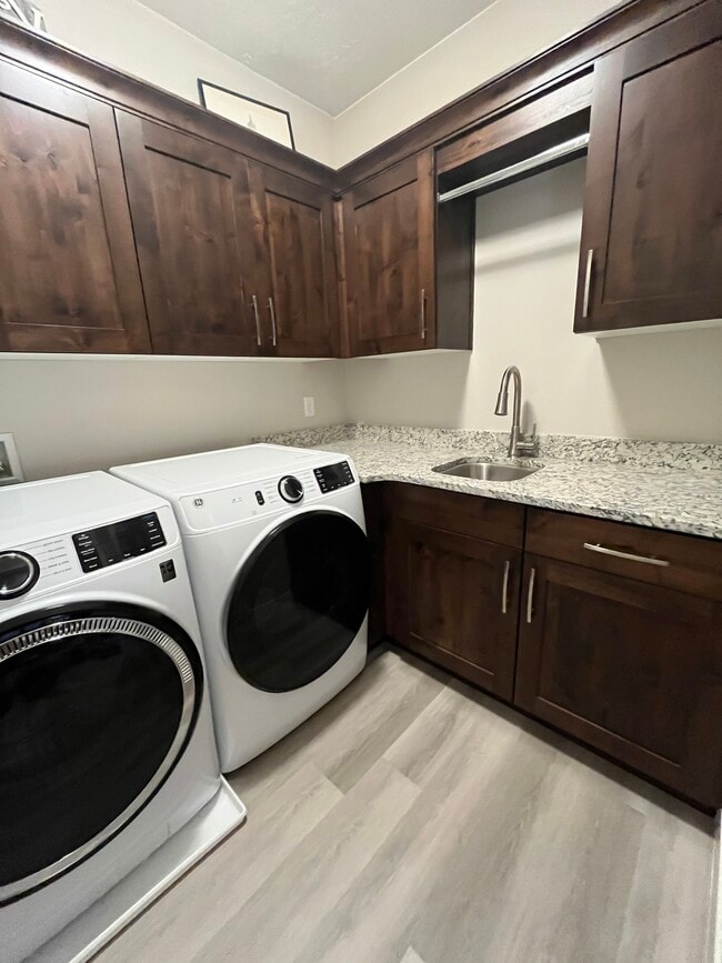 Building Photo - 2721 Hazel Dr