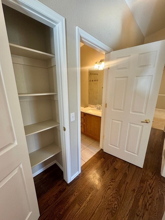 Building Photo - Beautiful home in with Stunning Mountain Views