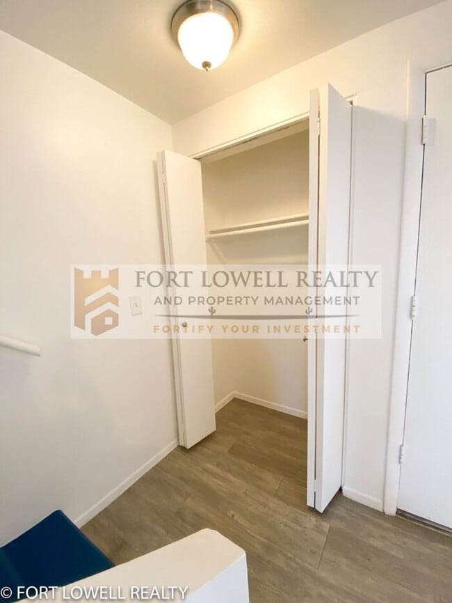 Building Photo - 2 Bed 2.5 Bath Townhome