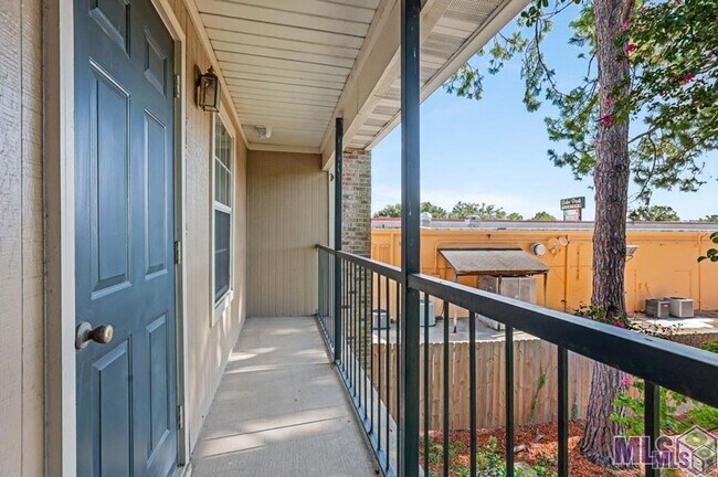 Building Photo - 4625 Parkoaks Dr