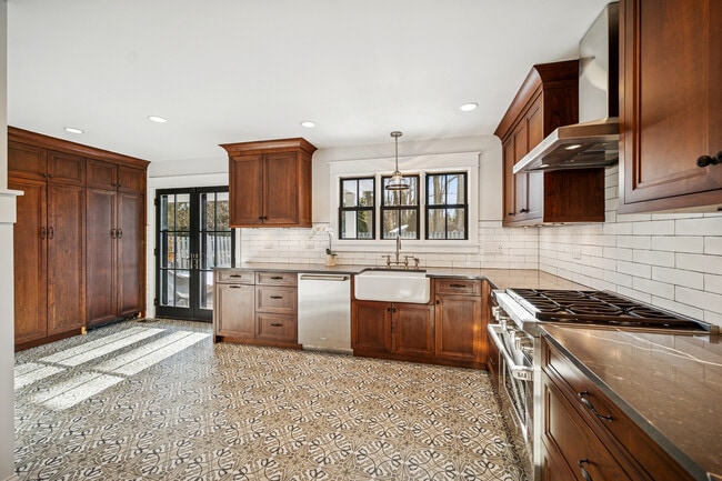 Building Photo - 525 W Deerpath Rd