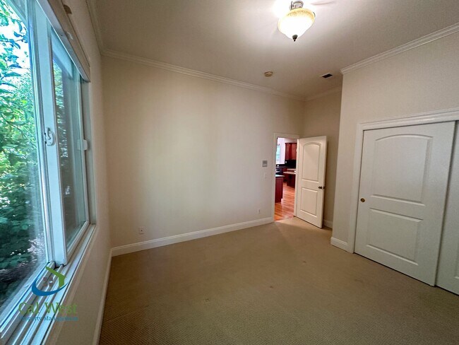 Building Photo - $7995 - Executive 4 bed, 3 full bath, Palo...