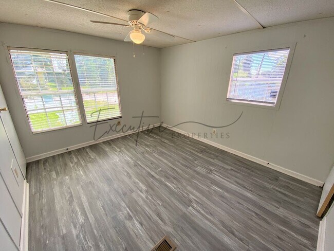Building Photo - 307 N Kinney Ave