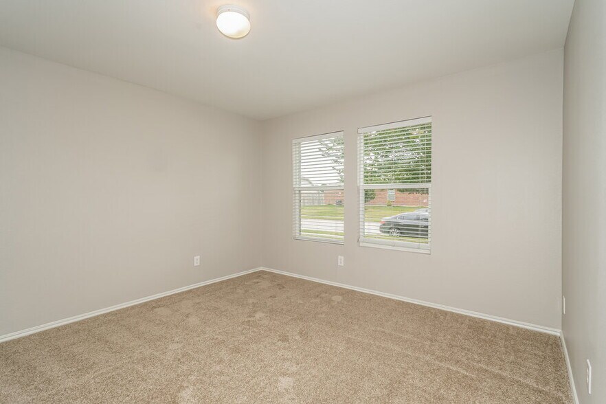 Building Photo - 1640 Diamond Lake Trail