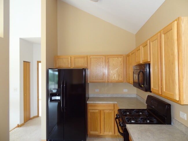 Building Photo - Beautiful & Very Spacious End Unit 2 bedroom  2 car garage. Must See.