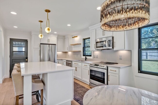 Building Photo - Beautifully furnished short-term rental in Historic Downtown Franklin!