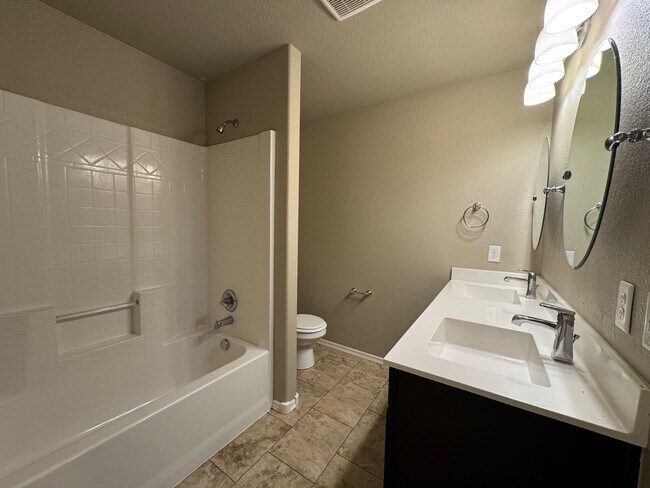 Building Photo - 4 bed, 2 bath, 3 car garage!