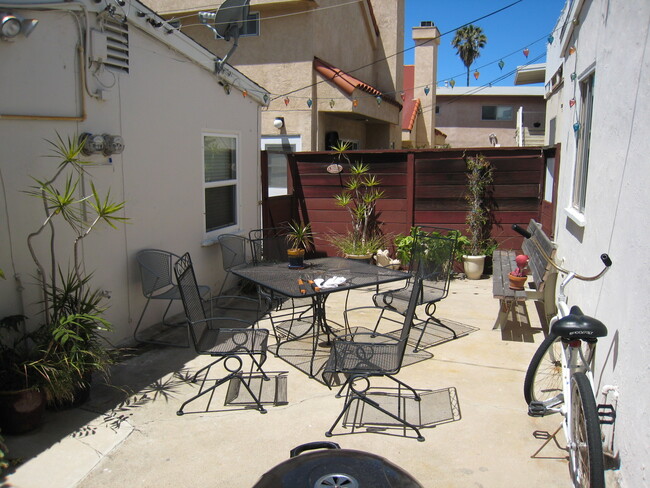 Building Photo - 1064 Sapphire St