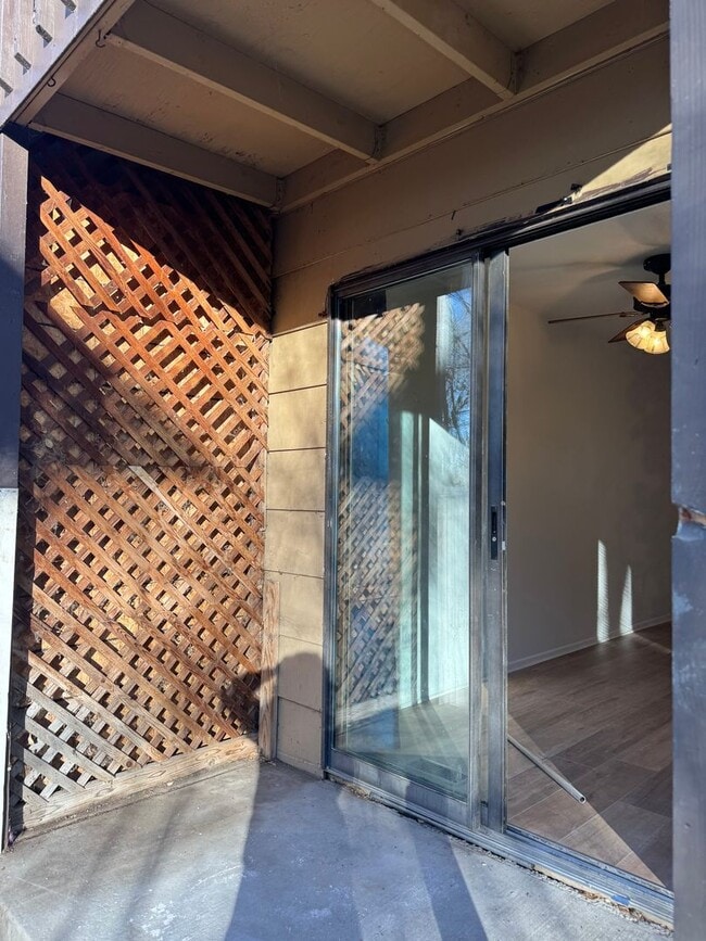 Building Photo - Ground Level - 2 Bed, 1 Bath Townhouse!!!