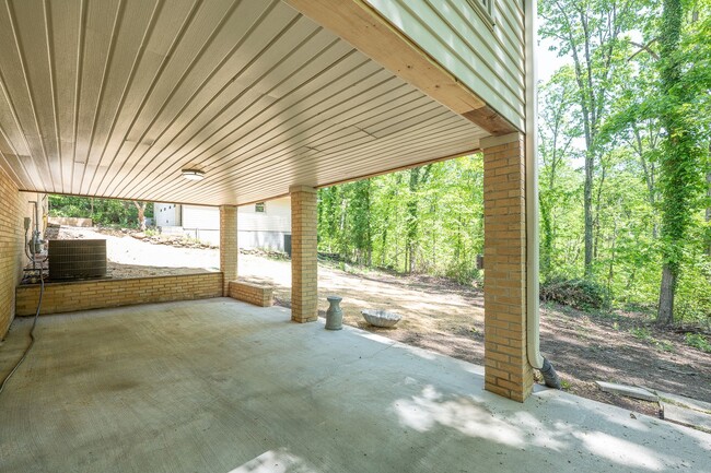 Building Photo - SPACIOUS RETREAT WITH DOWNTOWN CONVENIENCE