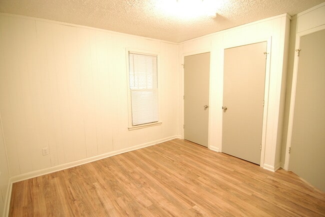 Building Photo - Cottage Style Home Super Close to Downtown!