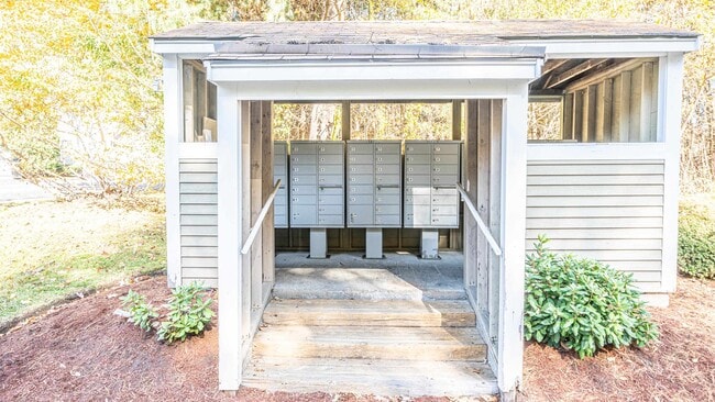 Building Photo - 2 Maple Ridge Dr