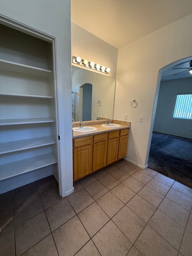 Building Photo - House For Rent