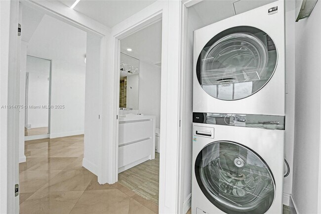 Building Photo - 101 S Fort Lauderdale Beach Blvd